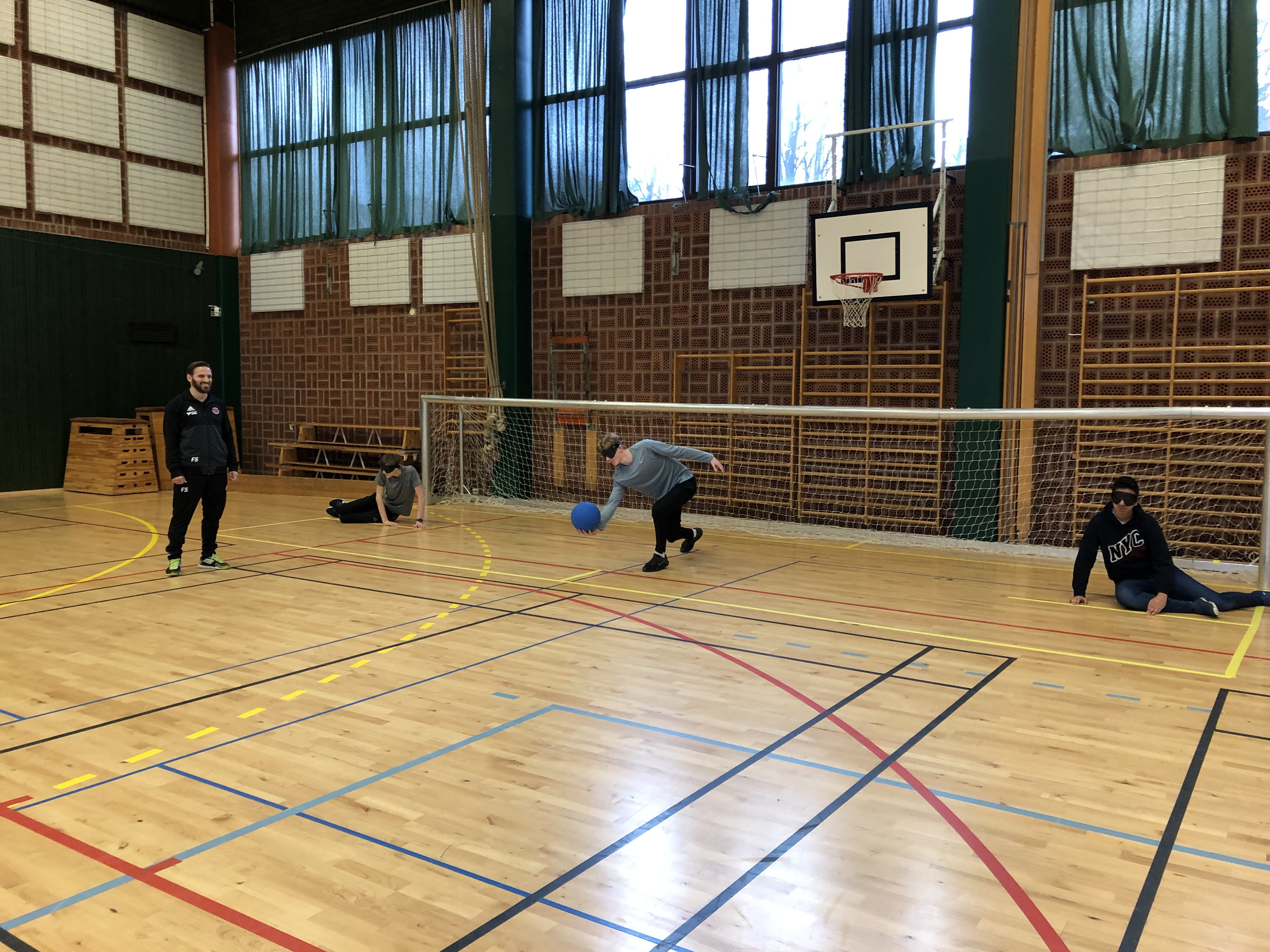 Fatmir dömer en goalballmatch som spelas mellan elever på malmö latinskola.