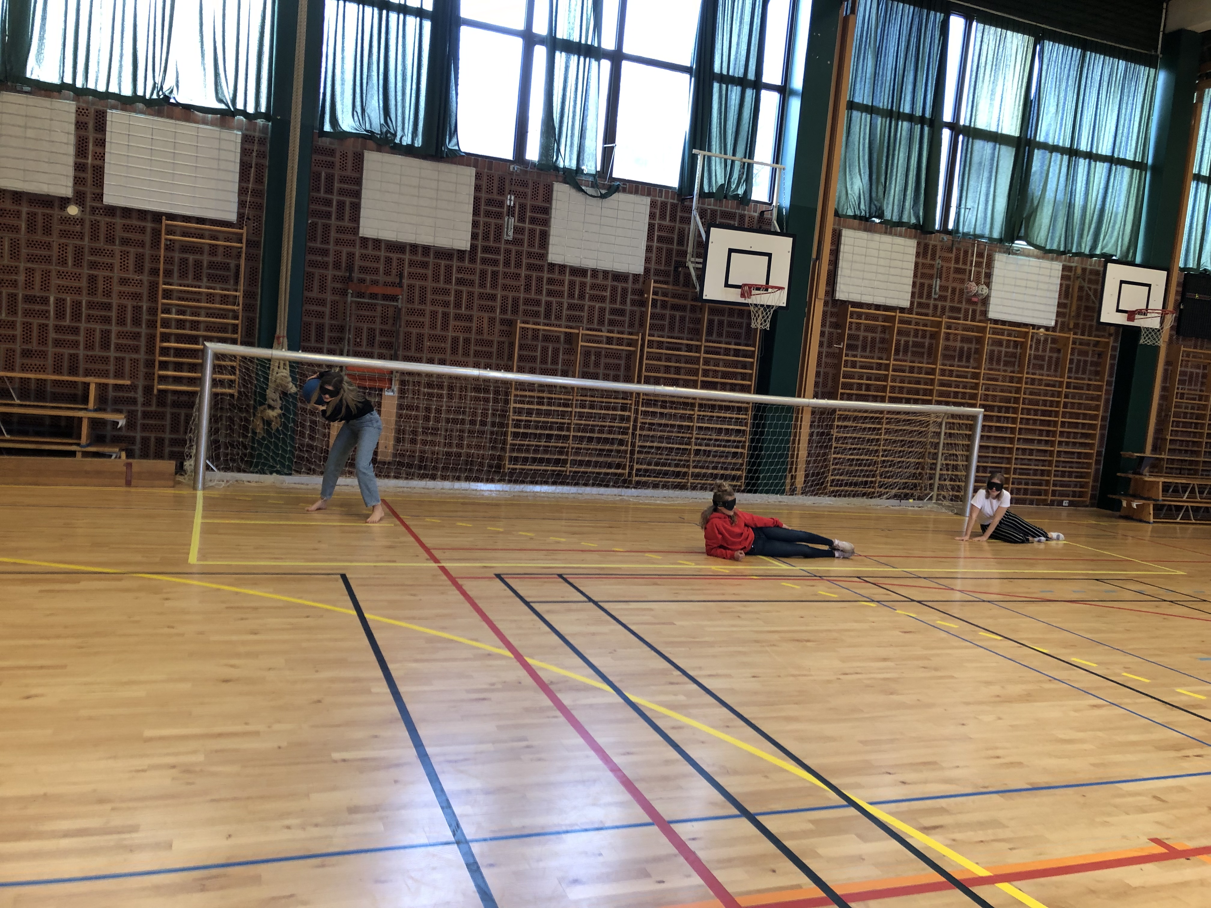 Två tjejer från malmö Latinskola provar goalball.