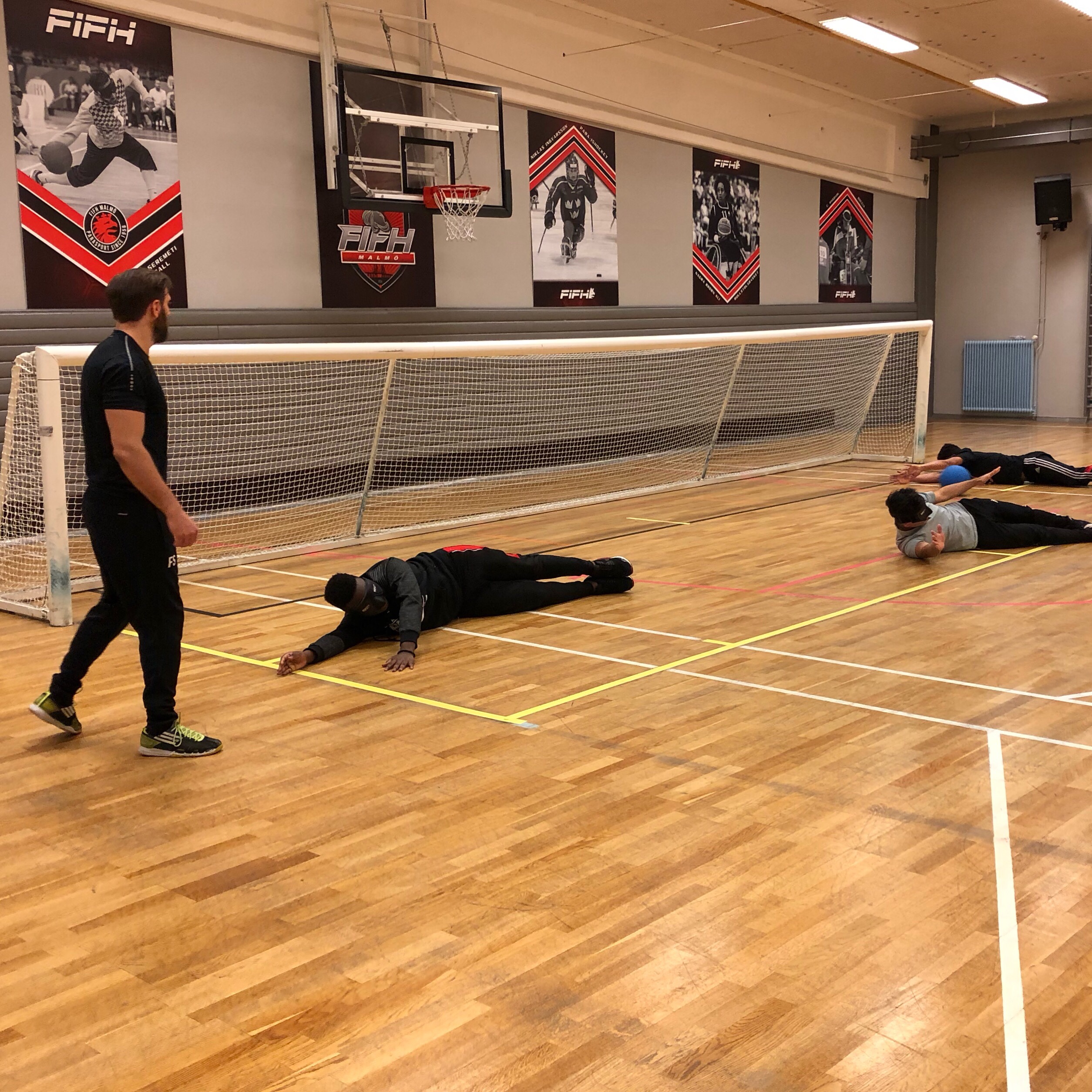 Elever från Startskolan i malmö spelar goalball under ledning av Fatmir. 