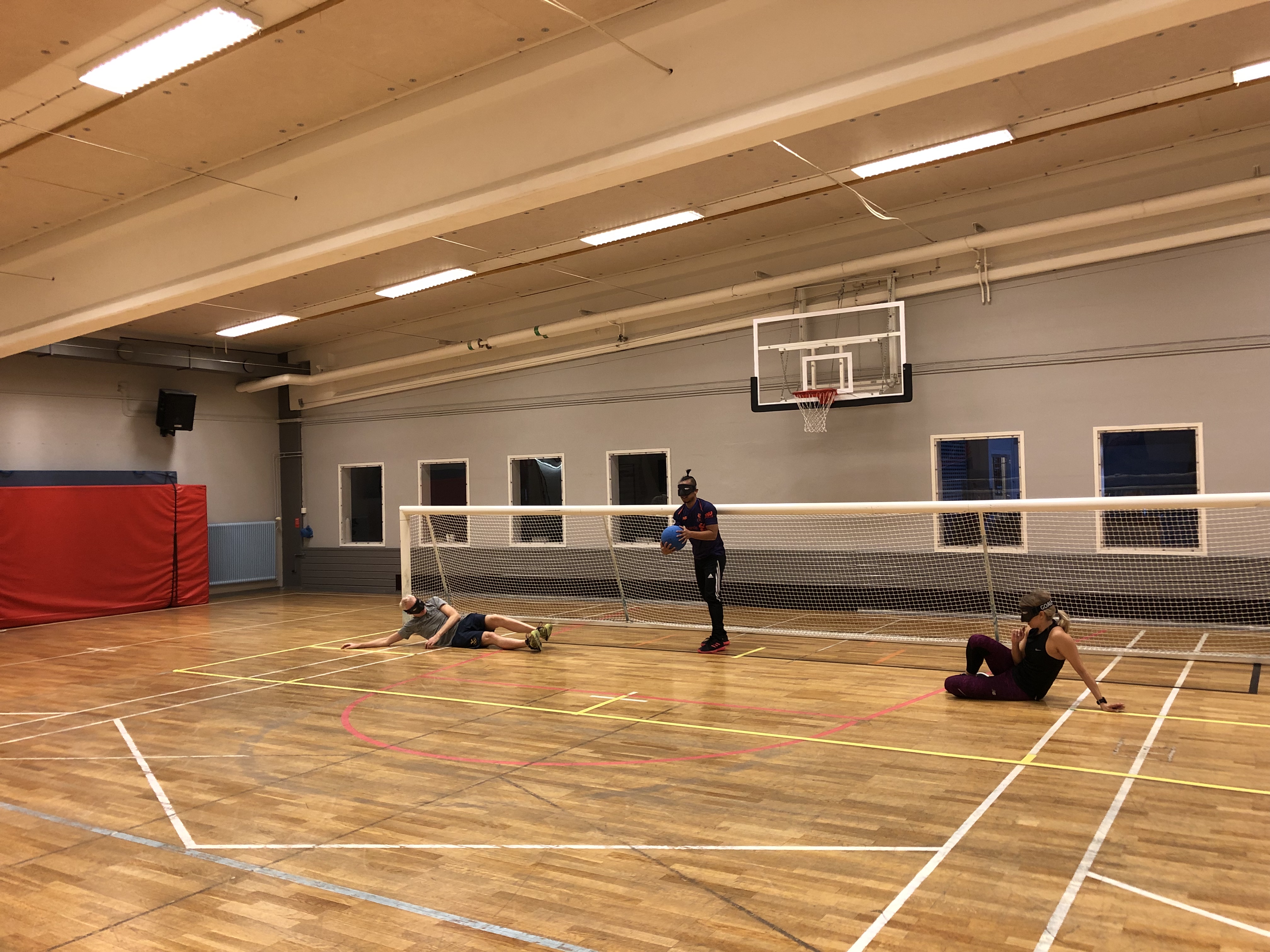 Personer som provar goalball på FIFH Malmö. 