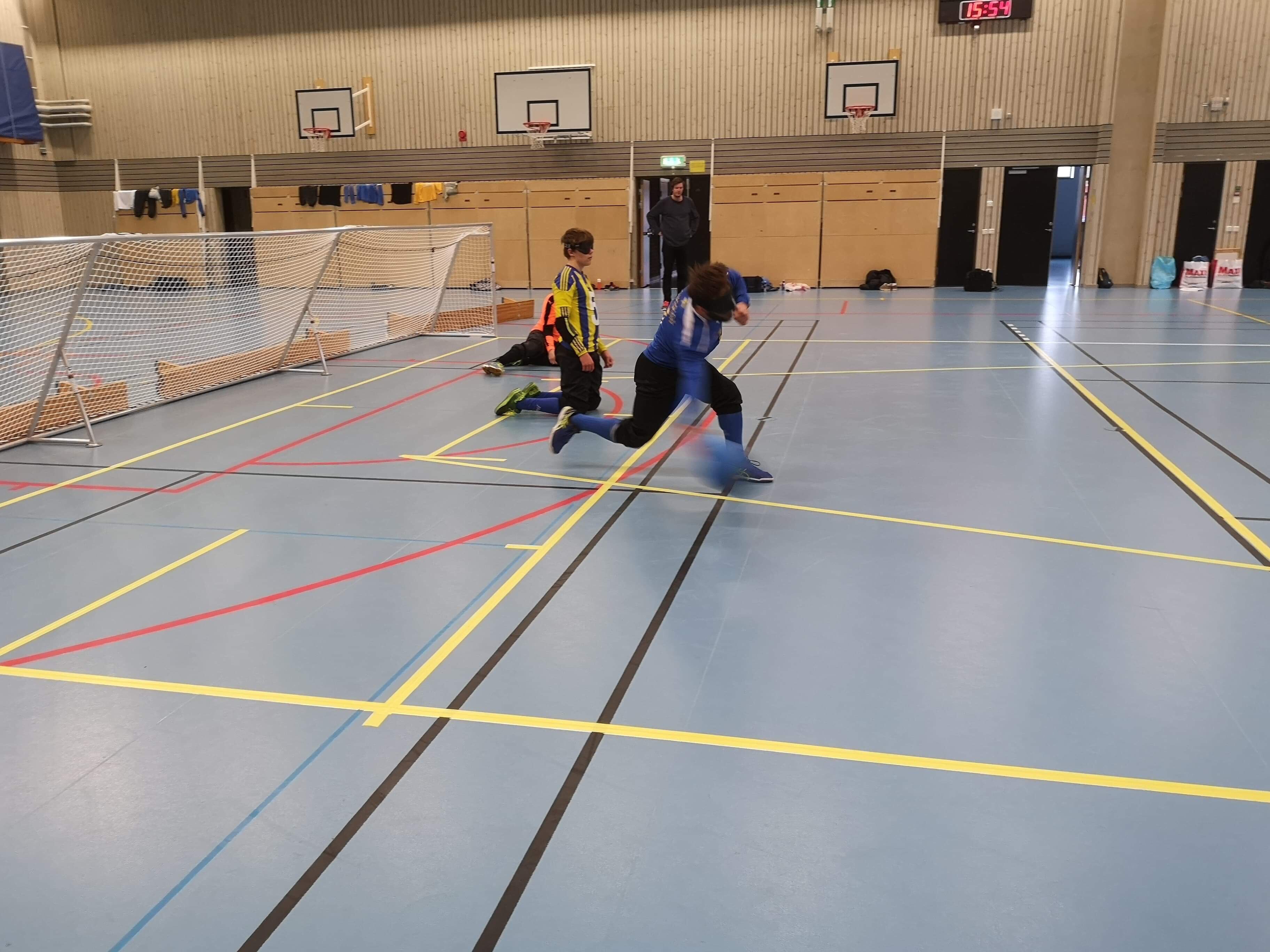 Fatmir skjuter iväg en goalball på Liljeborgskolans idrottshall i Trelleborg. 