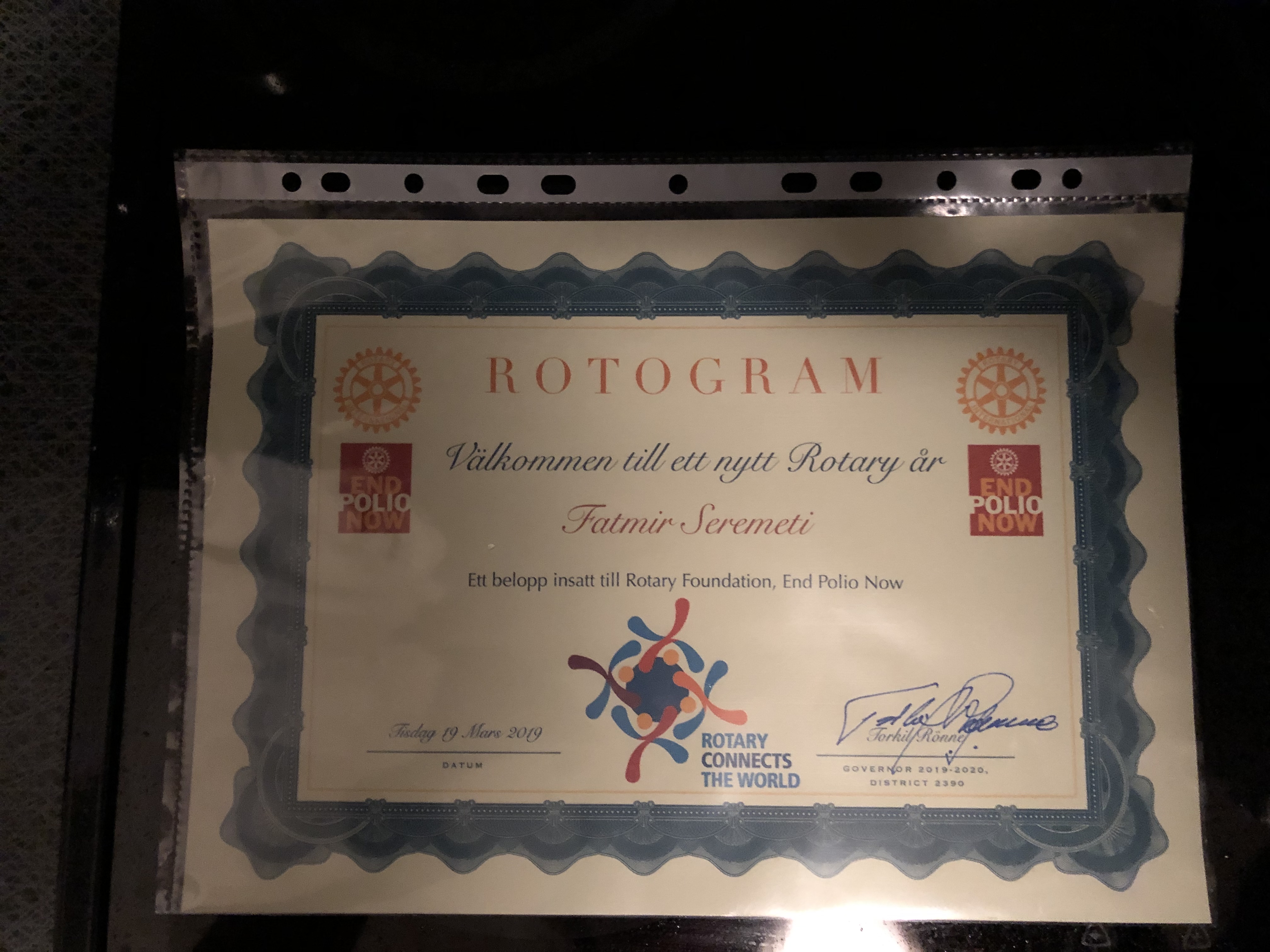 Ett diplom där det framgår att Rotary Malmö - Öresund donerar pengar till End polio now med anledning av Fatmir Seremeti föreläsning.