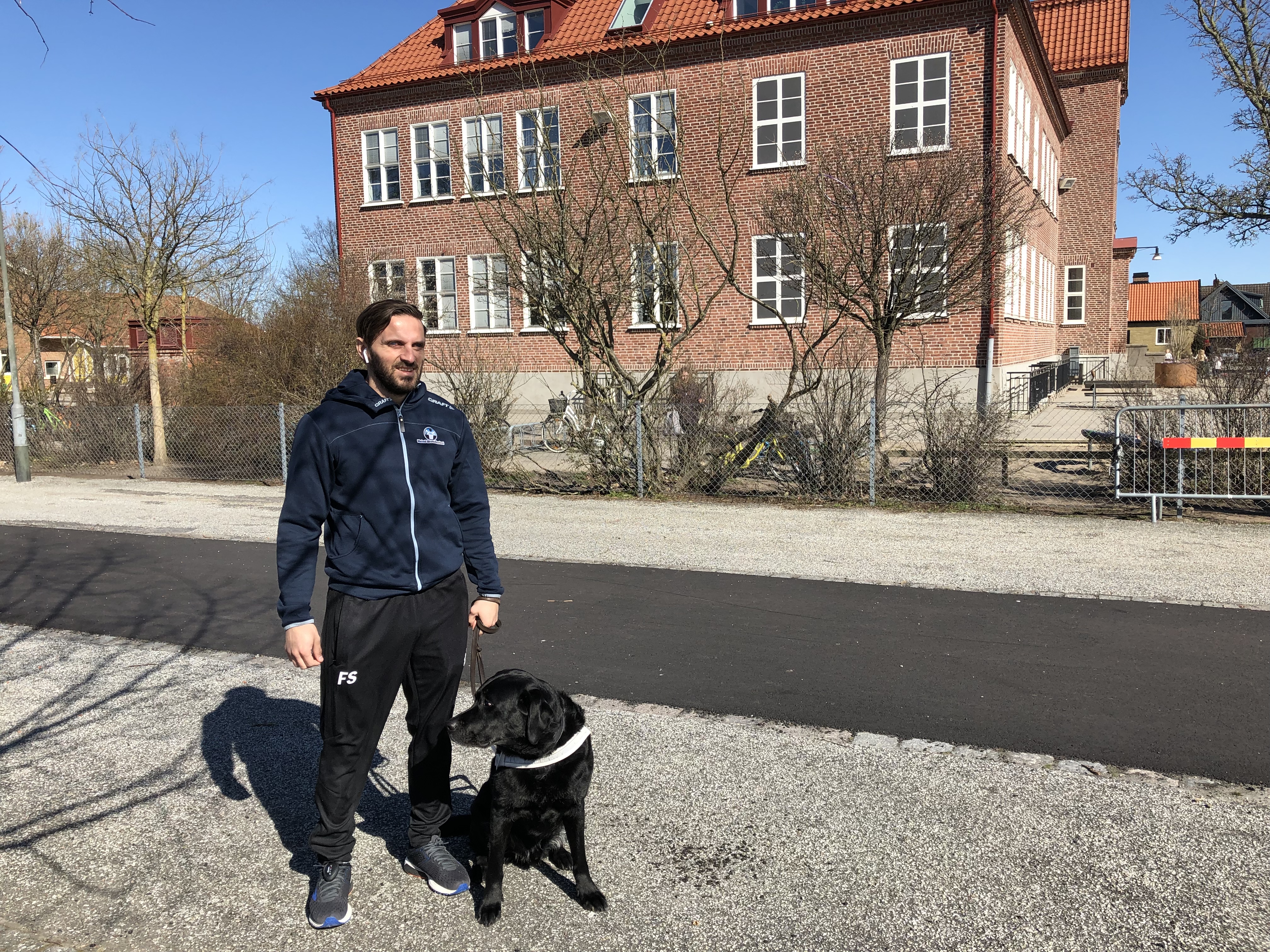 Fatmir och Gibson på skolgården .