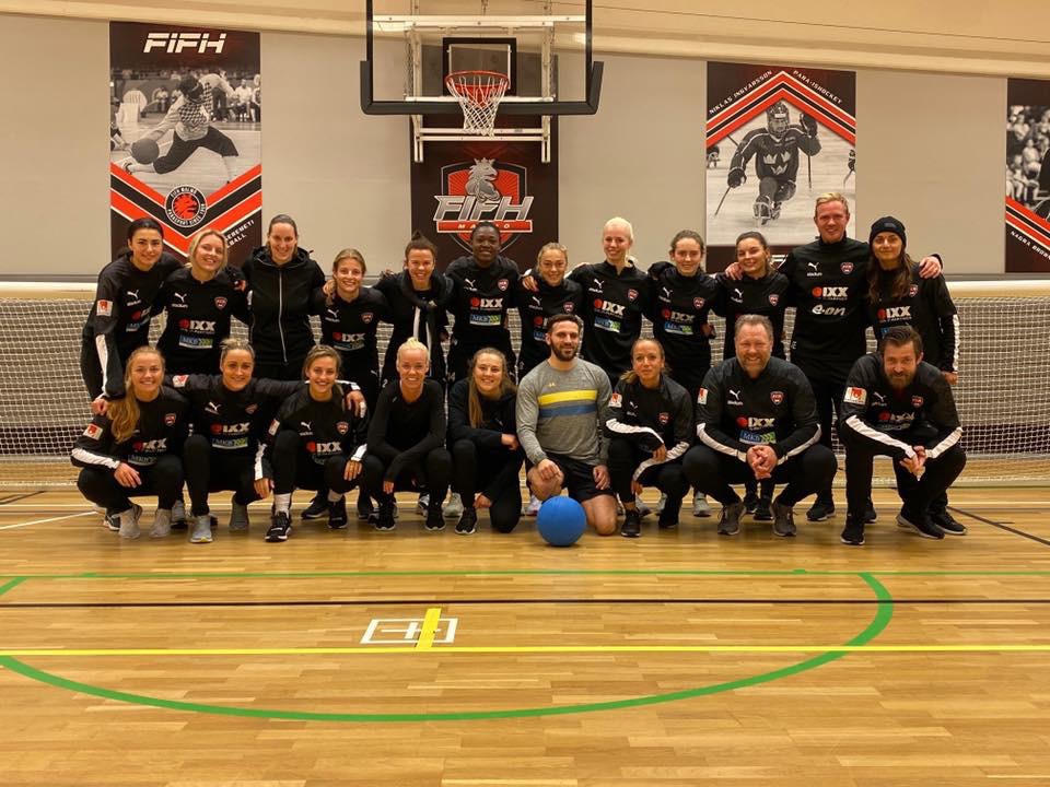 Fatmir Seremeti tillsammans med mästarlaget FC Rosengård. Bredvid Caroline Seger 