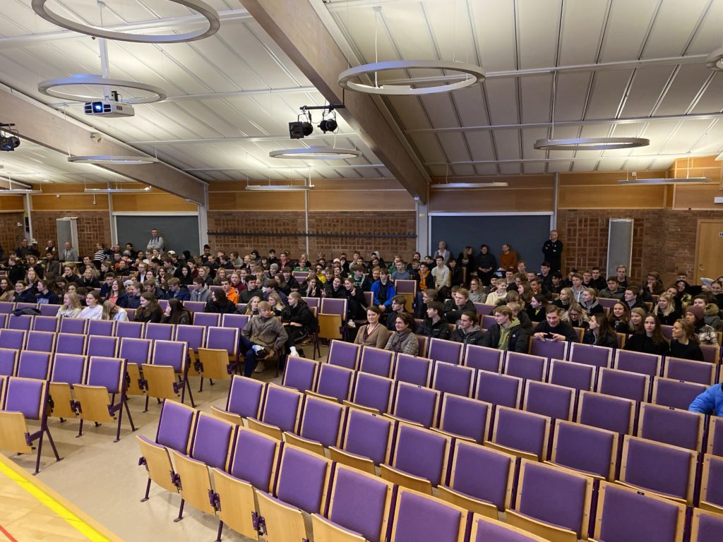 Fatmir Seremeti föreläser för 300 elever på Polhemskolan i Lund.